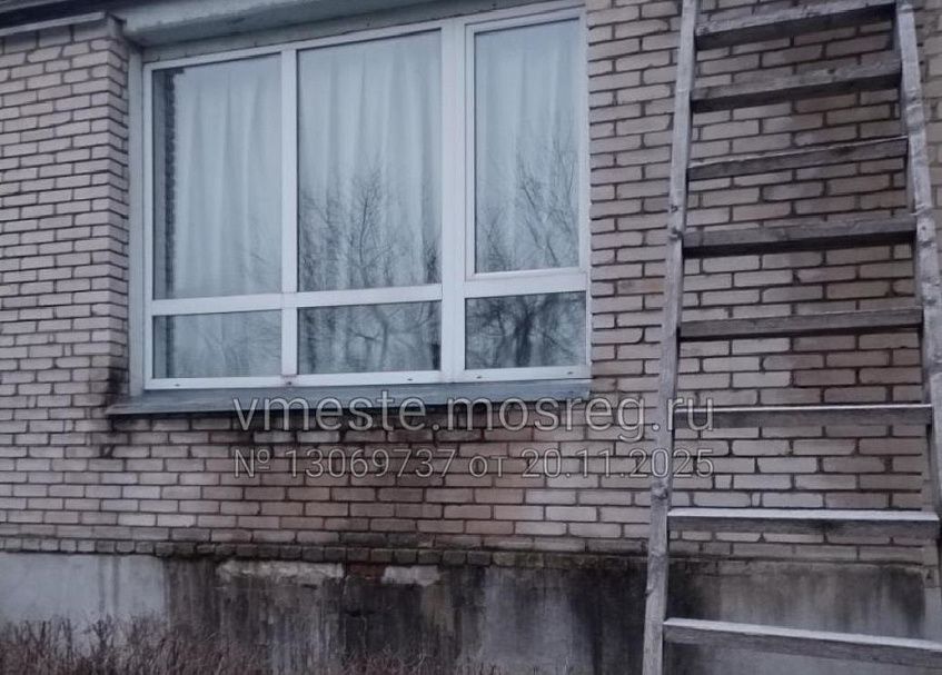 Деревянные двери и чёрные разводы на фасаде: проблемы детского сада с 50-летней историей