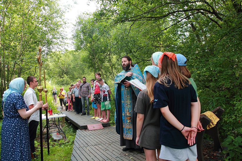 Протоиерей Александр Чепрасов освятил родник в д. Воскресёнки
