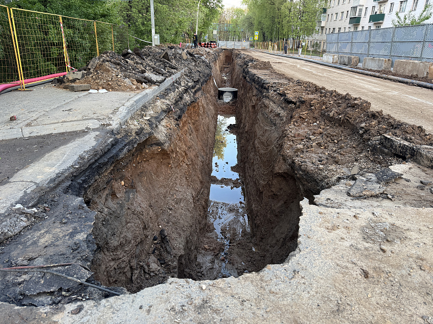 Возле аварийного коллектора в Дедовске гуляют дети