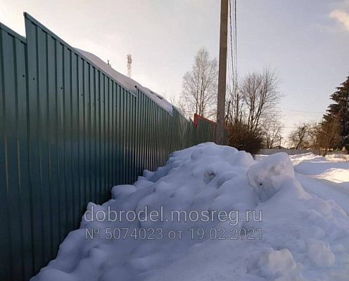 В деревне Покровское дорожники повредили забор и завалили вход снегом