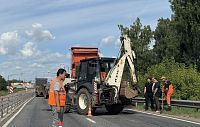Грузовик высыпал грунт на Волоколамку и перекрыл движение