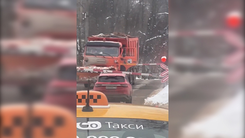 Автолюбители вытолкнули гружёный КамАЗ с железнодорожных путей