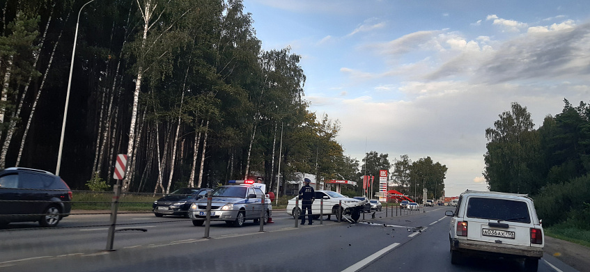 Skoda влетела в тросовое ограждение на Волоколамском шоссе