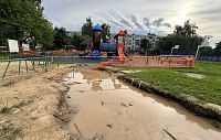 Благоустройство в Дедовске: вместо дорожек — река грязи, вместо бордюров — ямы