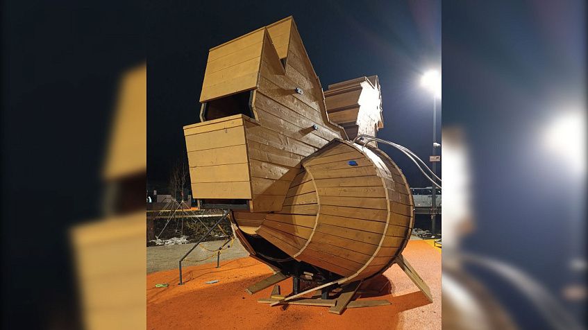 На новой площадке в Глебовском деревянная курица не выдержала детских шалостей