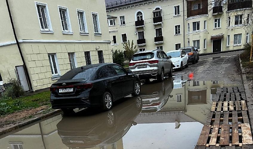 В Дедовске подручными средствами борются с грязью после прокладки труб