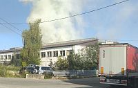 Складское помещение горит с 4 утра вблизи Первомайского