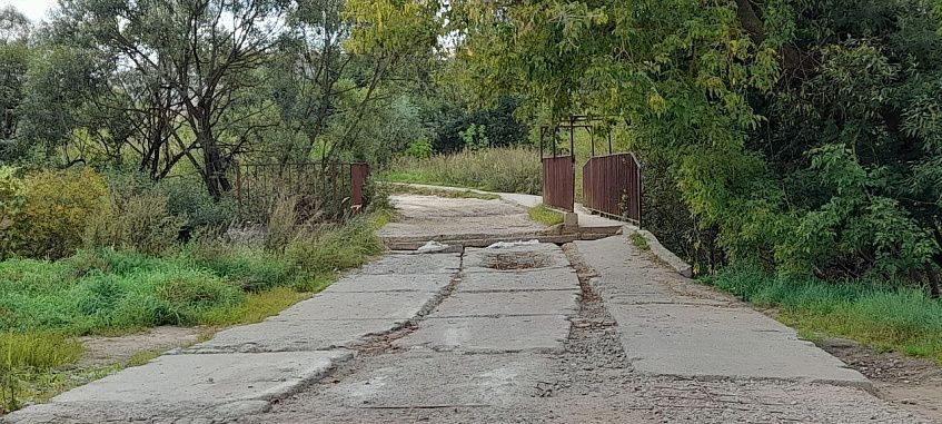 Бесстрашные водители растащили бетонные блоки на аварийном мосту в Восточном