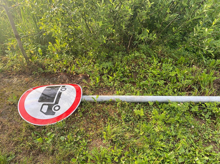 В Букарёво украли дорожный знак, запрещающий проезд грузовикам
