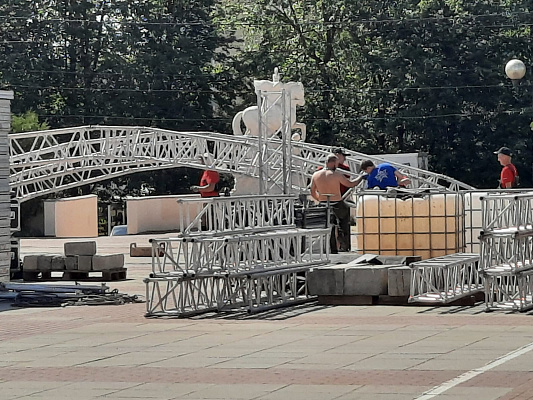 На площади Дружбы в Истре монтируют сцену к празднику