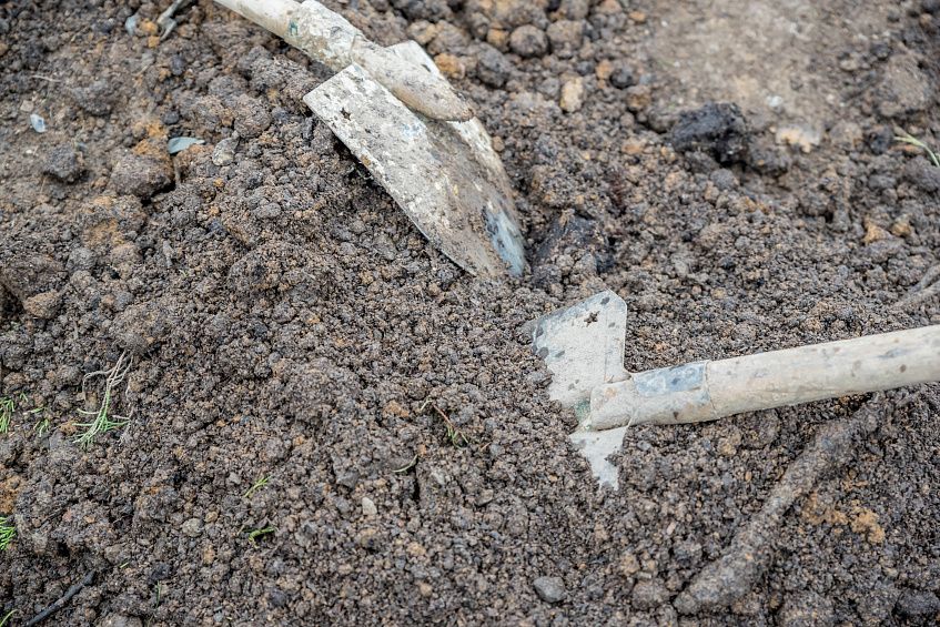 В деревне Жевнево рабочий погиб во время рытья траншеи