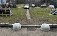 Глебовчане заставили управляющую компанию убрать самовольно установленные сферы на парковке