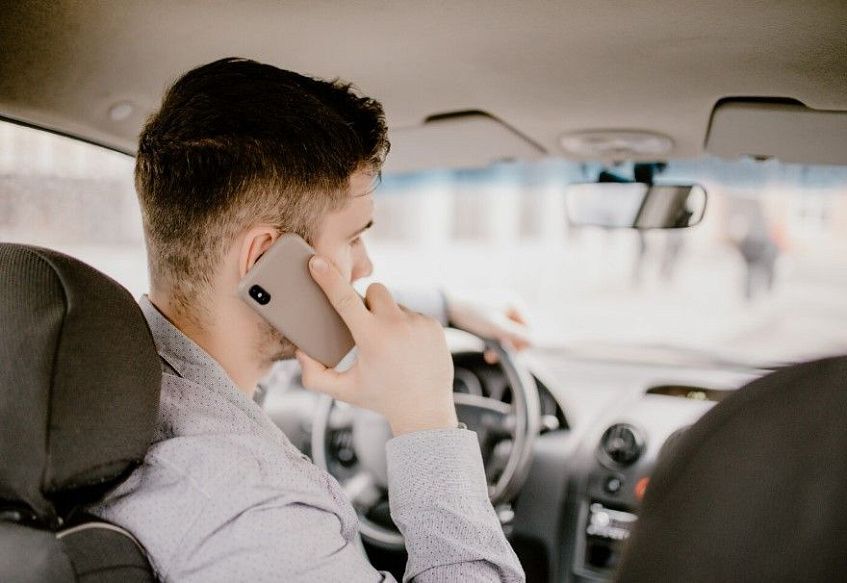 На дорогах Подмосковья действует 250 камер, распознающих использование телефона за рулём