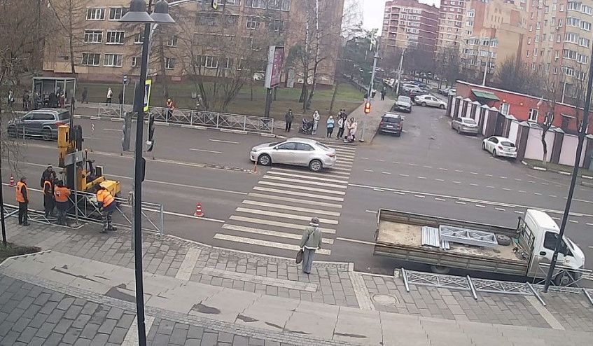 Вдоль Волоколамского шоссе в Истре продолжают устанавливать ограждение