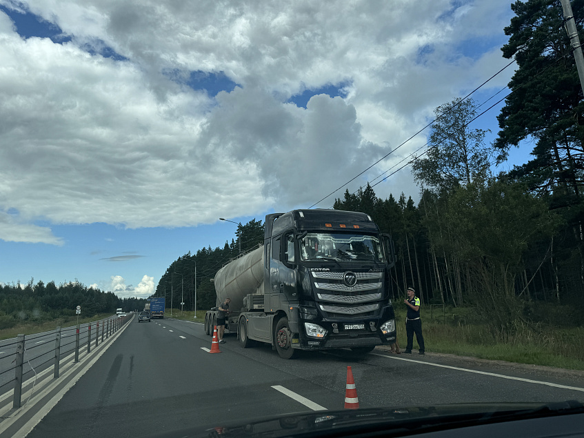 Бетоновоз протаранил ограждение на Волоколамке