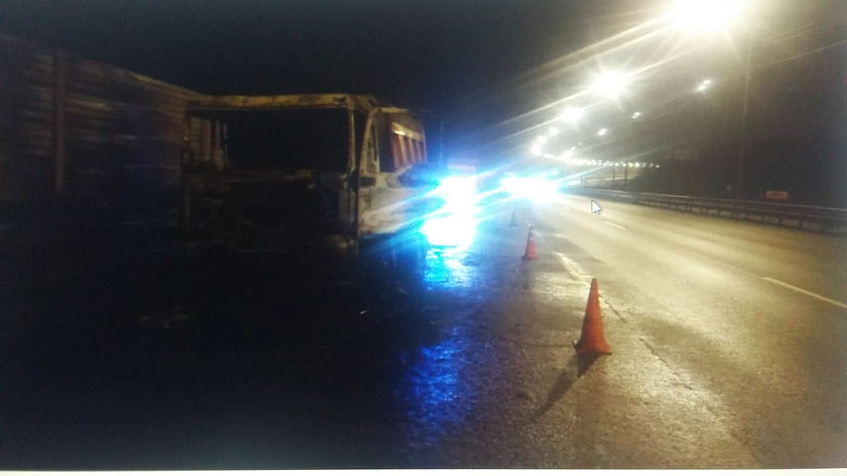 Новорижское шоссе в полночь озарилось огнём