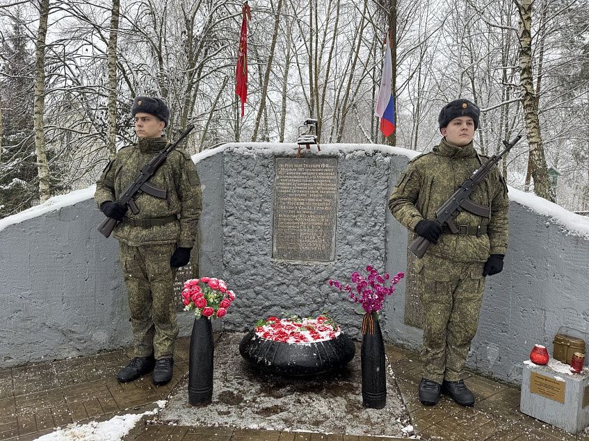 В Ефимоново почтили память защитников Родины, погибших  здесь в годы войны 