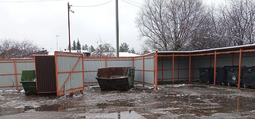 Площадка на Миитовской: мусор убрали, а грязь осталась