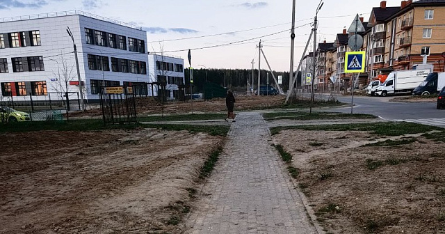 Дети в Истре идут в новую школу по разбитым тротуарам