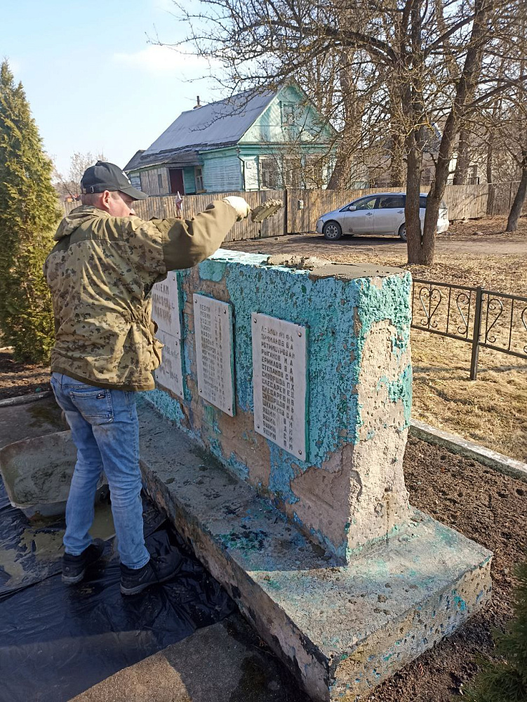 МБУ «Додхиб» приводит в порядок памятники 