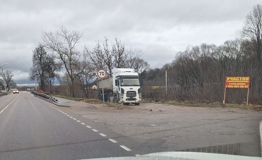 Большегрузы облюбовали берег реки вблизи Пионерского