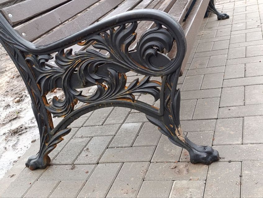 Чугунные скамейки в новом сквере Малой Истры покрылись ржавчиной