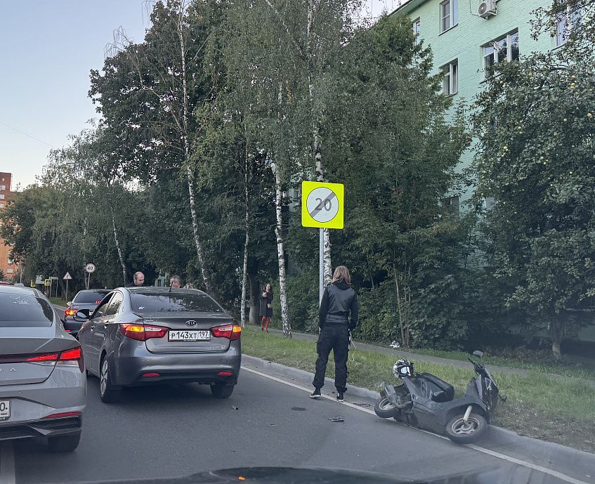 Скутер и автомобиль не поделили дорогу в Дедовске
