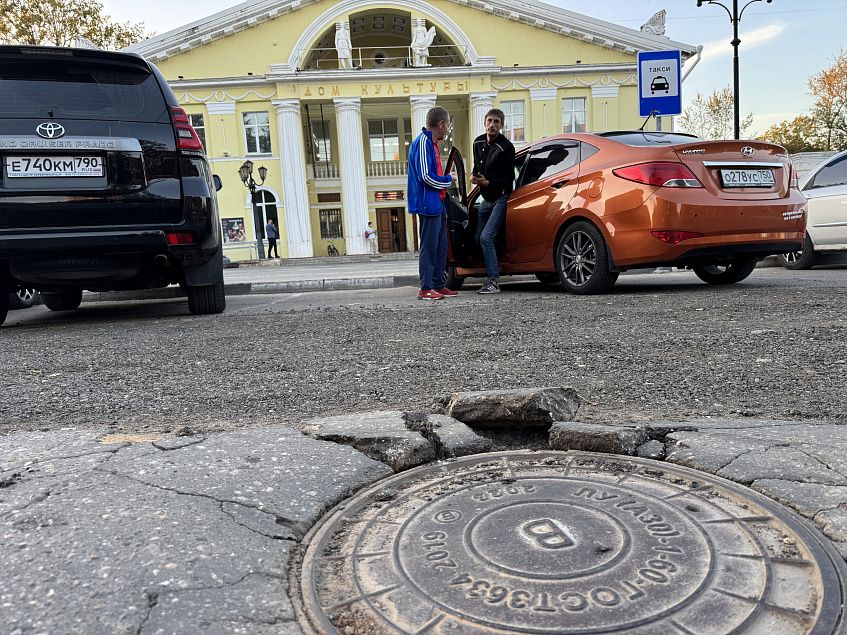Асфальт, уложенный накануне Дня Дедовска, приходит в негодность
