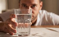 Кому на самом деле нужны 40 мл на кг? Эксперт Пироговского Университета разбирает, для кого созданы популярные формулы питьевого режима
