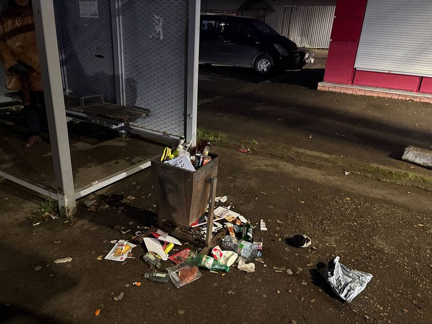 Шесть чиновников Букарёвской администрации не могут управиться с одной урной