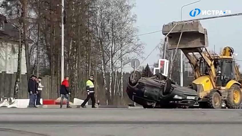 Иномарка приземлилась на крышу на Волоколамском шоссе