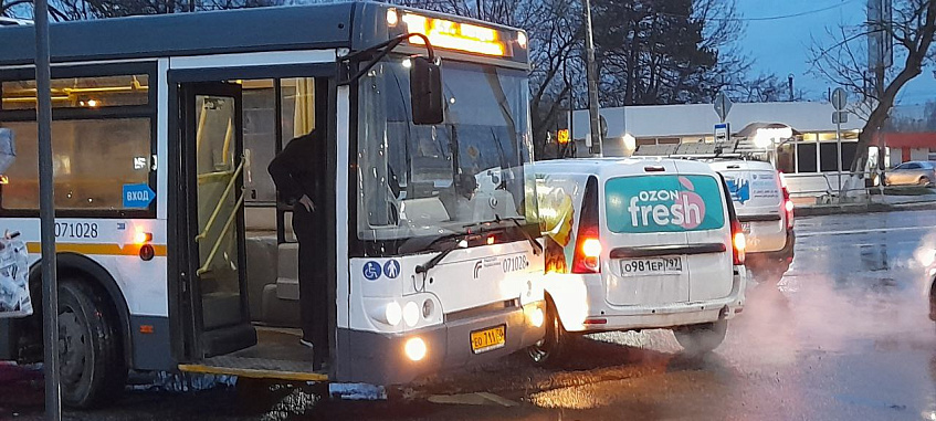 ДТП с автобусом практически парализовало движение у автовокзала в Истре