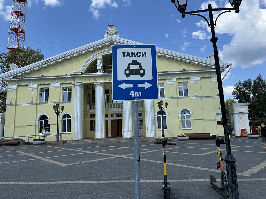 Такси не по ГОСТу. Парковкой у ДК в Дедовске могут пользоваться все