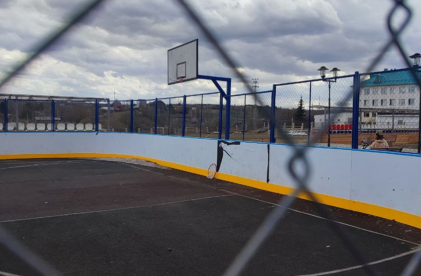 Новая хоккейная коробка и рулонный газон не прижились на стадионе в Павловской Слободе