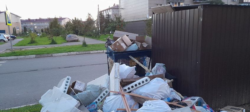 Горы мусора на фоне Аллеи Победы