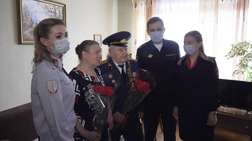 Сотрудники полиции городского округа Истра поздравили с Днём Победы ветеранов