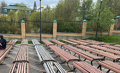 Парк в Павловской Слободе: сцена - новая, скамейки - старые
