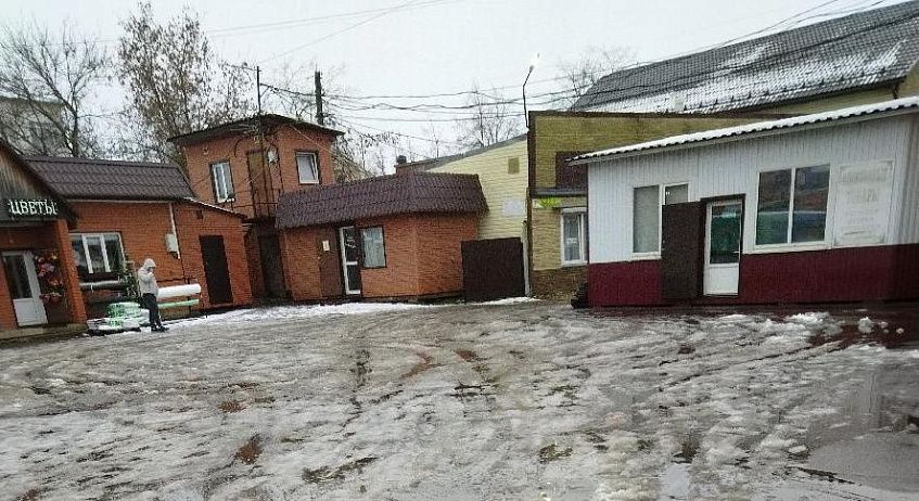 Территория у торговых объектов в Новопетровском стала полосой препятствий