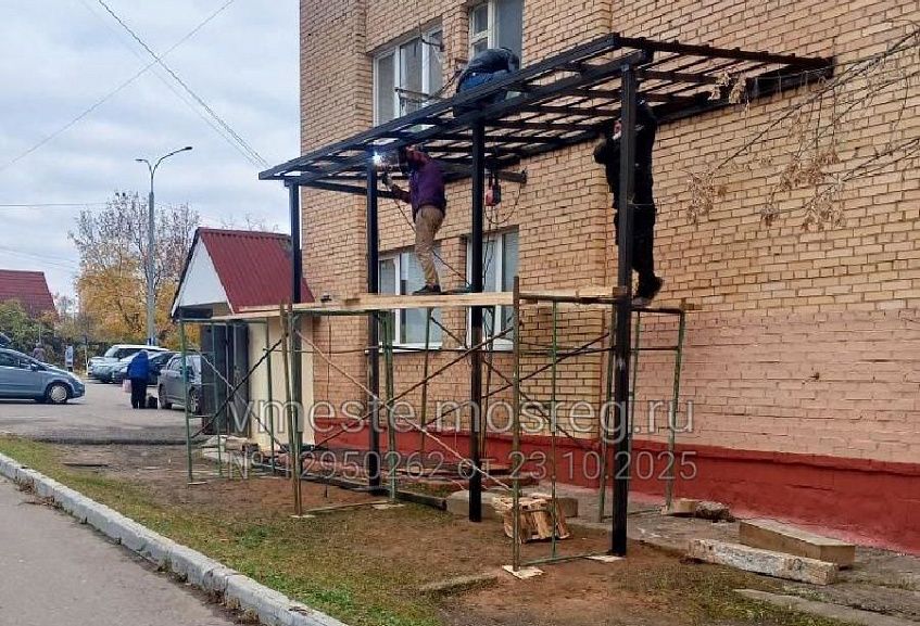 Жители многоэтажки — о неожиданной двери и бизнес-инициативе