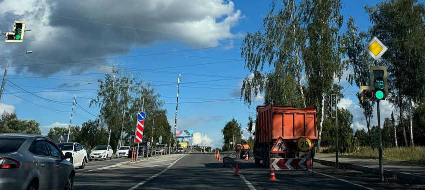 На Волоколамском шоссе заделывают ямы 
