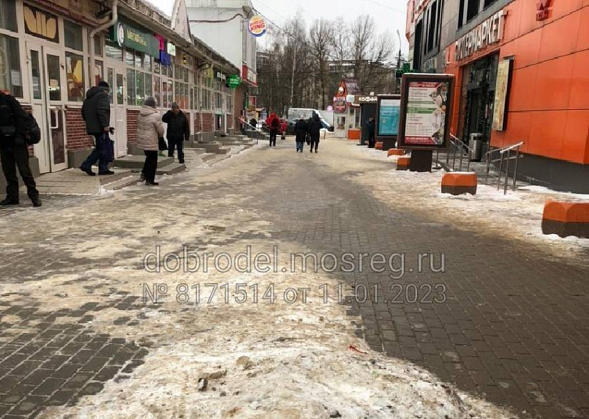 Лёд на пристанционной площади в Дедовске списали на недобросовестность владельцев торговых точек