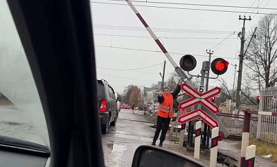 Работник РЖД проявляет немотивированную «доброжелательность» к водителям в Истре
