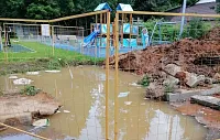 Возле детской площадки в Дедовске появился опасный водоём