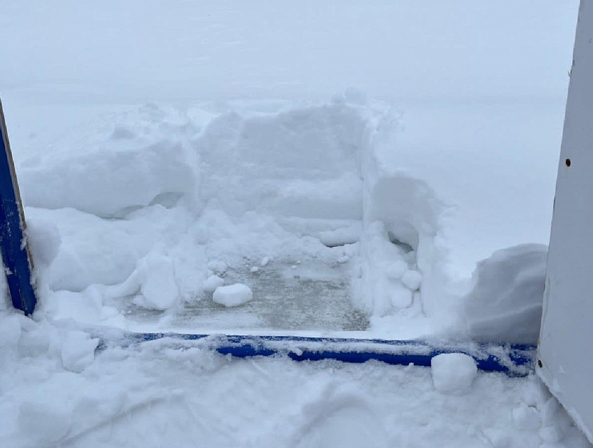 Новая хоккейная коробка в деревне Павловское оказалась забыта и занесена снегом