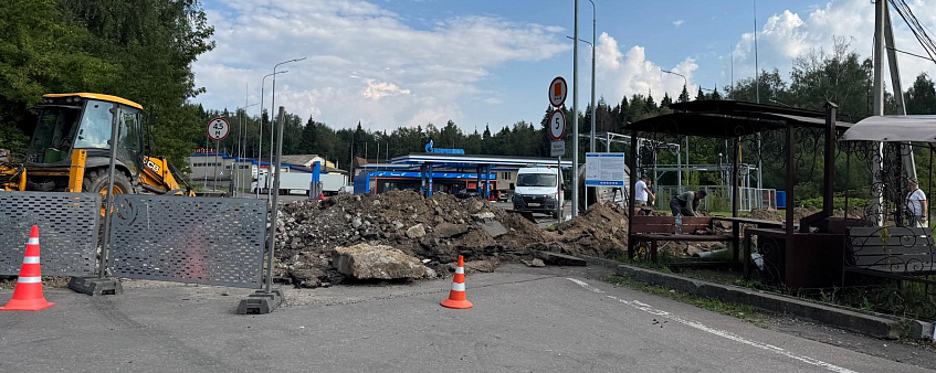 На въезде в АЗС «Газпромнефть» в Истре ведутся земляные работы