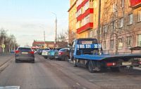 Эвакуаторы занимают часть парковки у детской поликлиники