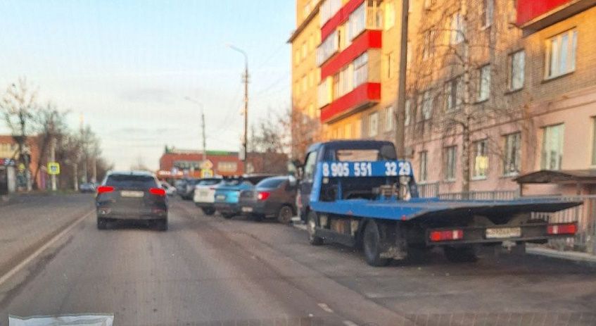 Эвакуаторы занимают часть парковки у детской поликлиники