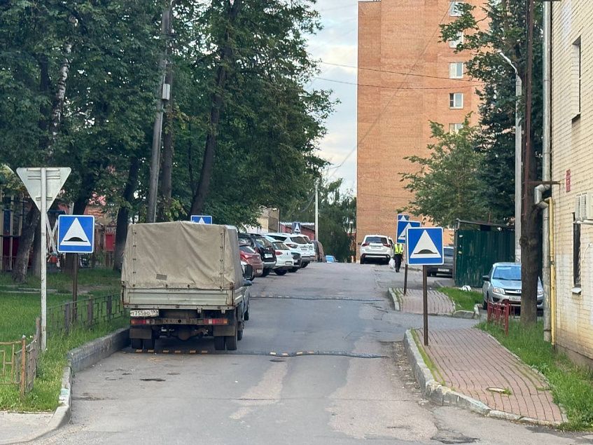 На улице Адасько не пожалели знаков