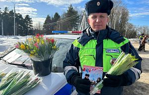 В Истре полицейские и общественники присоединились к акции «Цветы для автоледи»