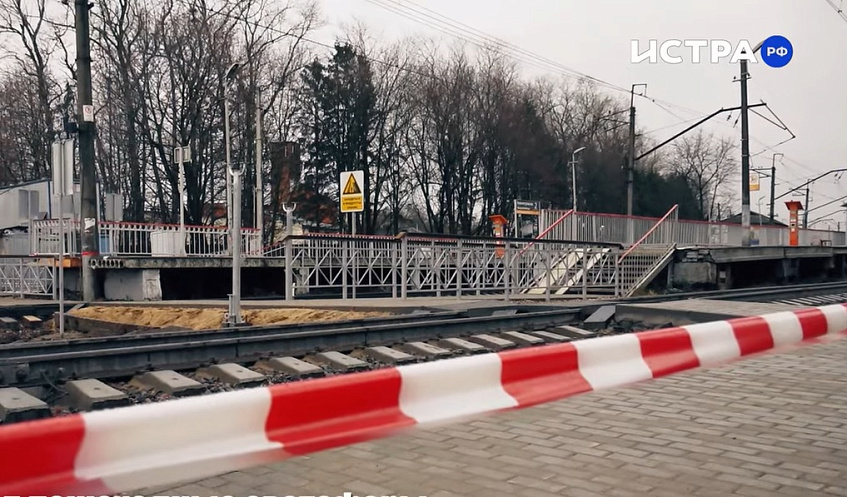 На станции Новопетровское электропоезд задел женщину